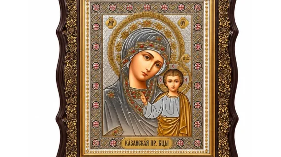 Икона Казанска Света Богородица с декоративна кафява рамка – 20 × 22 см
