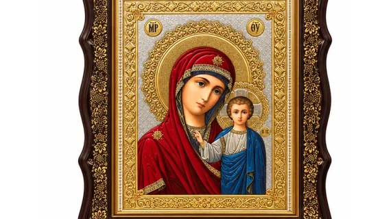 Икона Казанска Света Богородица с Младенеца, декоративна кафява рамка със златисти орнаменти, 20 × 22 см